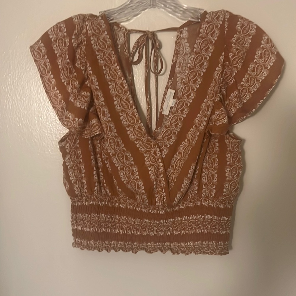 Ruffled summer blouse with scrunched waist.